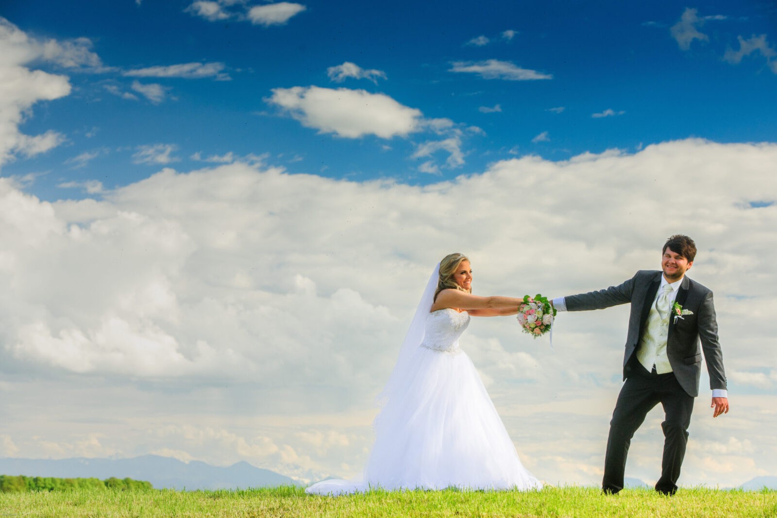 Hochzeitspaar mit Alpenkette